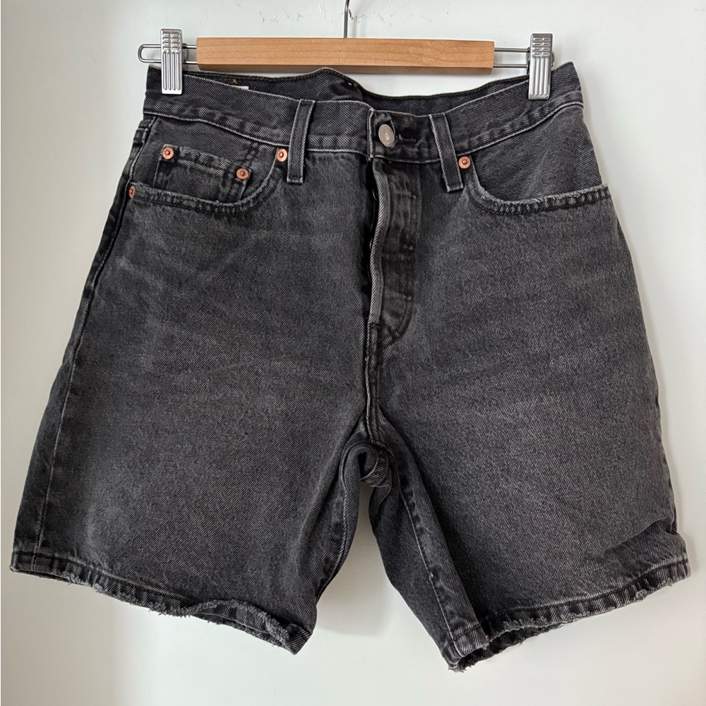 Levi’s 501 mid-thigh shorts size 27